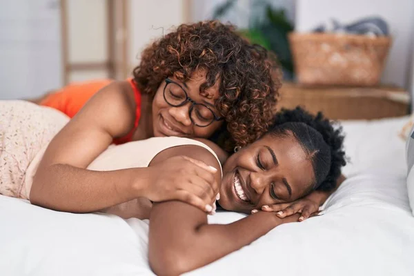 Αφρο Αμερικανίδες Μητέρα Και Κόρη Ξαπλωμένες Στο Κρεβάτι Στο Υπνοδωμάτιο — Φωτογραφία Αρχείου