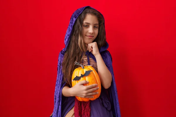Pequeña Chica Hispana Usando Disfraz Bruja Halloween Cara Seria Pensando — Foto de Stock