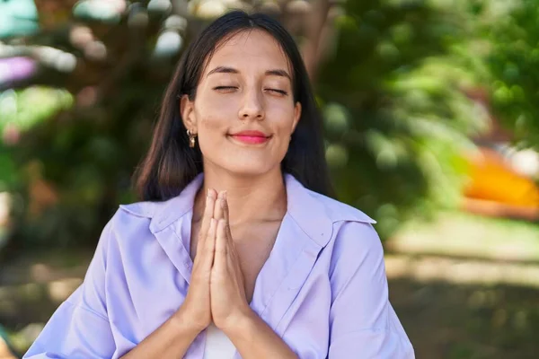 Young Beautiful Hispanic Woman Smiling Confident Doing Yoga Exercise Park — 图库照片