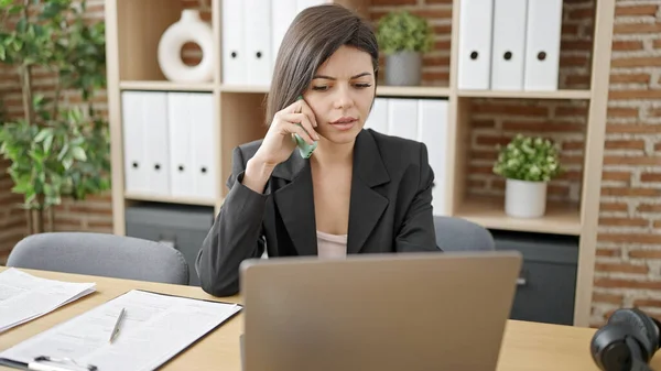 Ofiste Bilgisayarla Akıllı Telefondan Konuşan Beyaz Kadın Adamı — Stok fotoğraf
