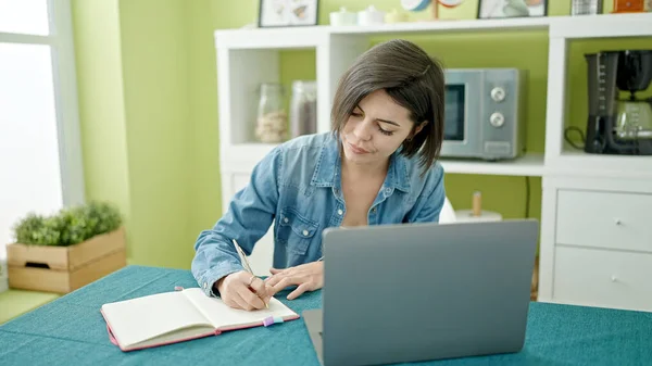 Mujer Caucásica Joven Usando Escritura Del Ordenador Portátil Cuaderno Casa —  Fotos de Stock