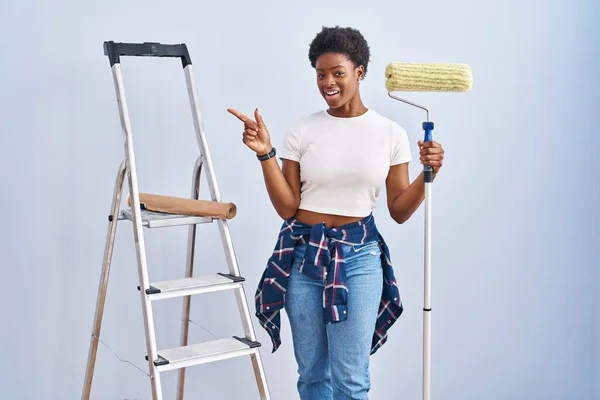 Mulher Afro Americana Segurando Pintor Rolos Com Grande Sorriso Rosto — Fotografia de Stock