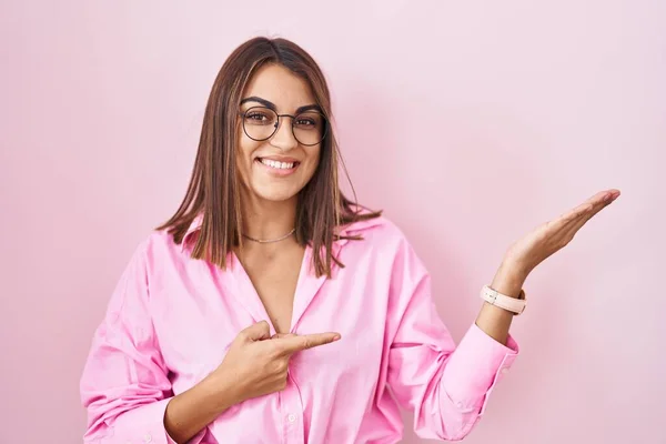 Jovem Hispânica Vestindo Óculos Sobre Fundo Rosa Espantado Sorrindo Para — Fotografia de Stock