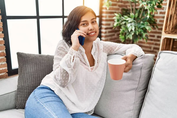Junge Lateinamerikanische Frau Trinkt Kaffee Und Telefoniert Hause Auf Dem — Stockfoto