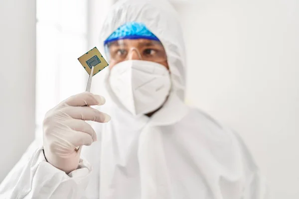 Young Latin Man Scientist Wearing Covid Protection Uniform Holding Cpu — Stock Photo, Image