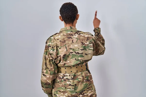 身穿迷彩服的美丽的非洲裔美国女人 手指头朝前倒着摆着军服 — 图库照片