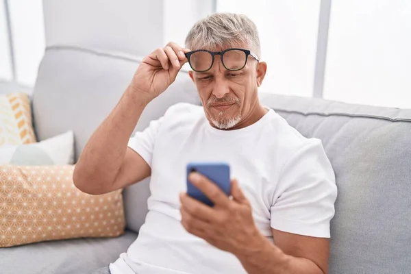 Středního Věku Šedovlasý Muž Hledá Obrazovku Smartphone Problémy Viděním Doma — Stock fotografie