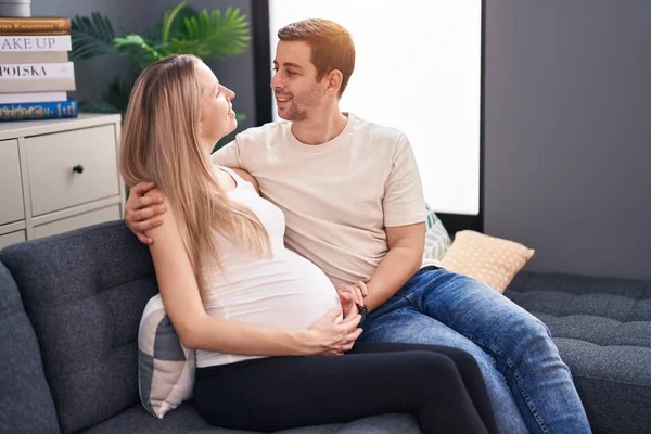 Mężczyzna Kobieta Para Oczekując Dziecko Przytula Się Domu — Zdjęcie stockowe