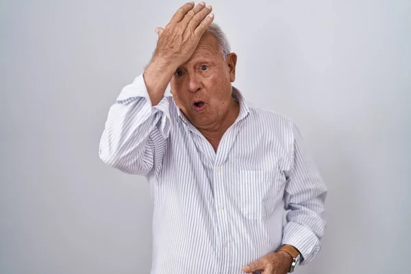 Zole Edilmiş Arka Planda Gri Saçlı Yaşlı Bir Adam Hatayla — Stok fotoğraf