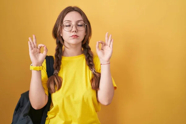 Sarı Arka Planda Öğrenci Çantası Takan Genç Beyaz Kadın Rahatlamış — Stok fotoğraf