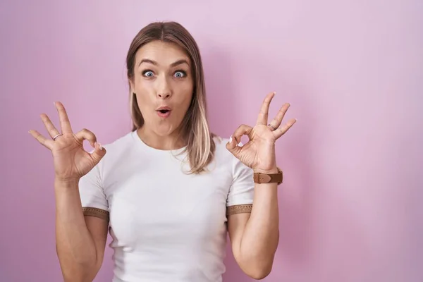 Blonde Caucasian Woman Standing Pink Background Looking Surprised Shocked Doing — Stock Photo, Image