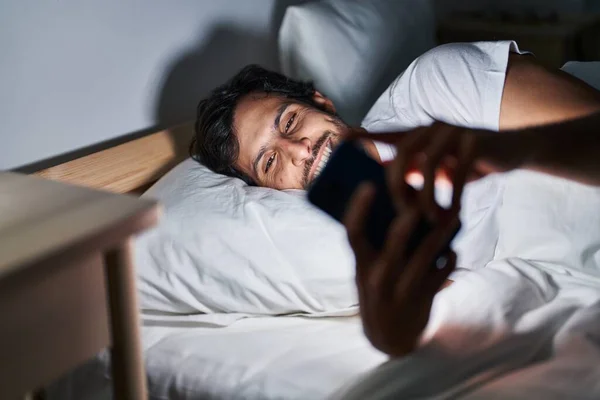 Fiatal Spanyol Férfi Használ Okostelefon Feküdt Ágyban Hálószobában — Stock Fotó