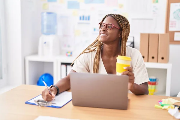 Africano Americano Mulher Trabalhador Negócios Usando Laptop Escrita Documento Escritório — Fotografia de Stock