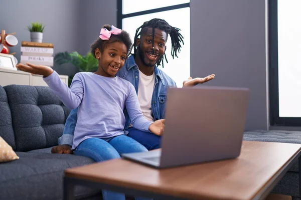 Afrykański Ojciec Córka Robi Wideo Rozmowy Laptopie Domu Świętując Osiągnięcie — Zdjęcie stockowe