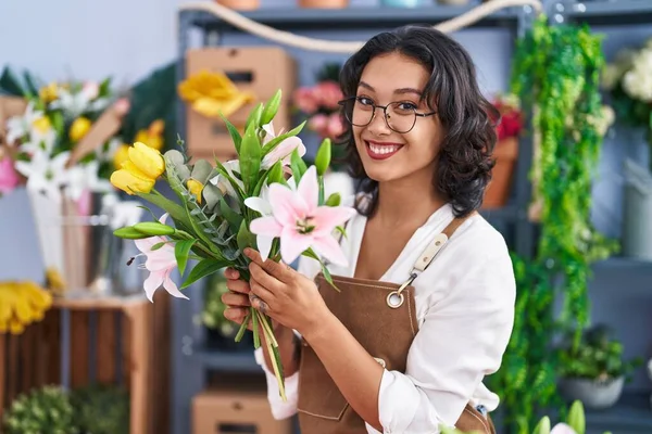 Young Beautiful Hispanic Woman Florist Holding Bouquet Flowers Flower Shop — Stok Foto