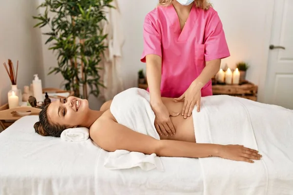 Young Beautiful Hispanic Woman Lying Table Having Massage Beauty Salon — Stock Photo, Image