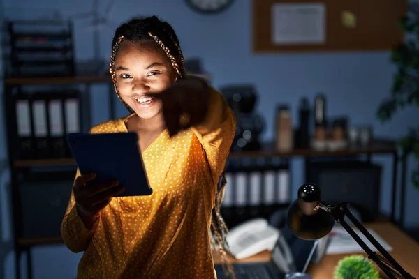 Afroamerikanerin Mit Zöpfen Arbeitet Nachts Büro Tablet Zeigt Auf Sie — Stockfoto
