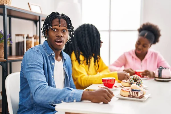 三个年轻的黑人坐在桌子上喝咖啡 吓得满嘴诧异 满脸诧异 — 图库照片