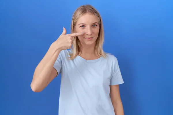 Mladá Běloška Nenucené Modré Tričko Ukazující Prstem Tvář Nos Vesele — Stock fotografie