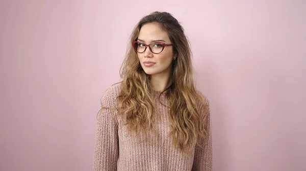 Νεαρή Όμορφη Ισπανόφωνη Γυναίκα Χαμογελά Αυτοπεποίθηση Φορώντας Γυαλιά Πάνω Από — Φωτογραφία Αρχείου