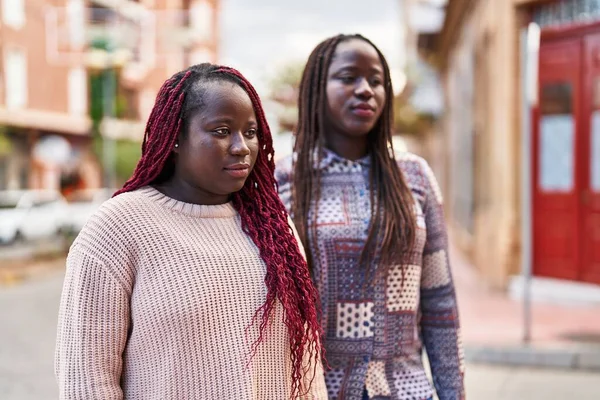 アフリカ系アメリカ人の女性の友人が通りで真剣な表情で立っている — ストック写真