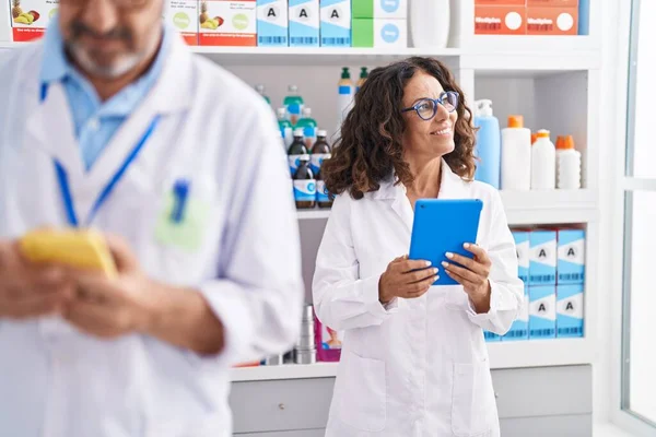 Man Woman Pharmacists Using Touchpad Smartphone Working Pharmacy — 스톡 사진