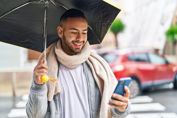 Hombre Afroamericano Usando Teléfono Inteligente Con Paraguas Calle —  Fotos de Stock