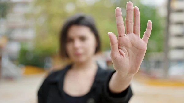 Νεαρή Λευκή Γυναίκα Κάνει Στάση Χειρονομία Χέρι Στο Πάρκο — Φωτογραφία Αρχείου