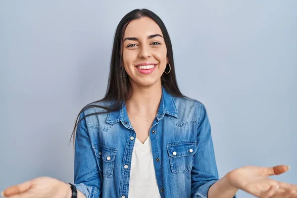 Hispanische Frau Die Vor Blauem Hintergrund Steht Und Fröhlich Lächelt — Stockfoto