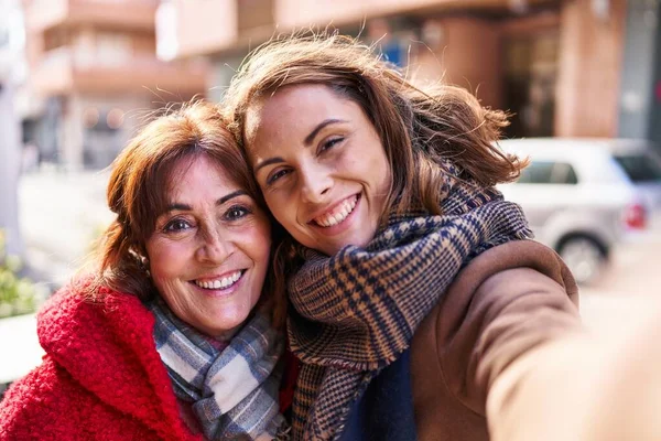 Two Women Mother Daughter Make Selfie Camera Street — 스톡 사진