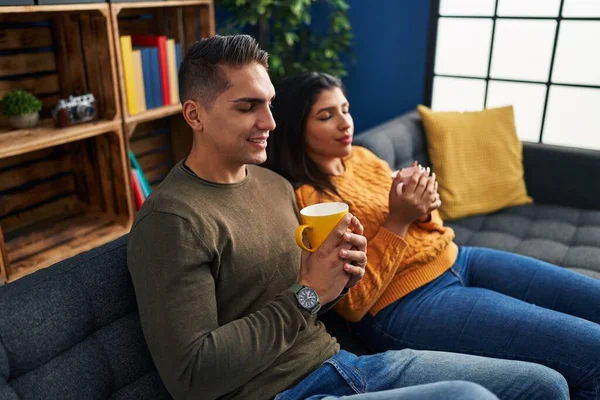 Man Woman Couple Drinking Coffee Sitting Sofa Home — 스톡 사진