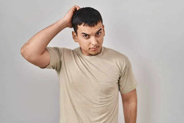 Mladý Arabský Muž Neformálním Tričku Zmatený Přemýšlí Otázce Nejistý Pochybnostmi — Stock fotografie