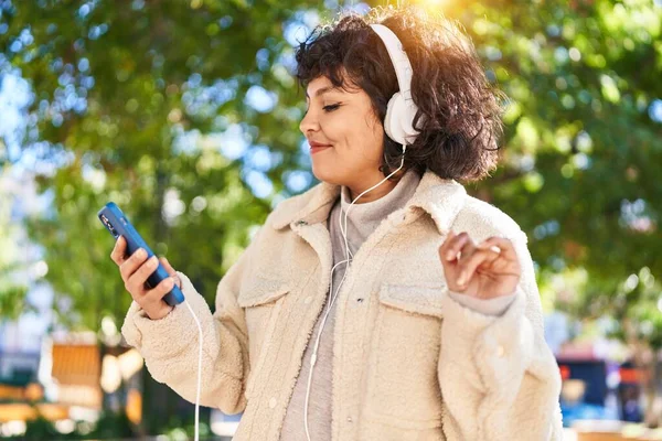 Jong Mooi Latino Vrouw Glimlachen Zelfverzekerd Luisteren Naar Muziek Park — Stockfoto