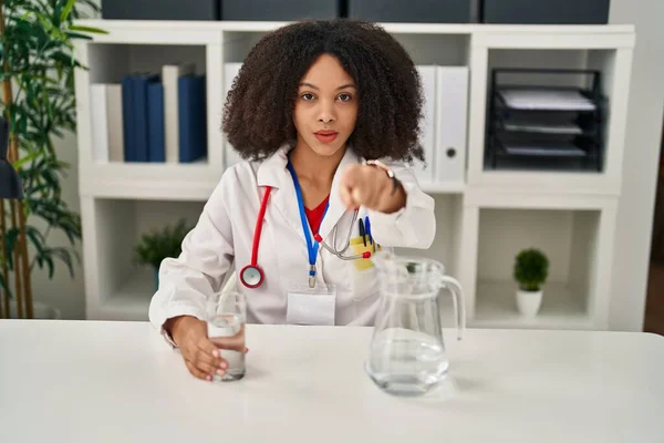 Jonge Afro Amerikaanse Dokter Drinkt Water Kliniek Wijst Met Vinger — Stockfoto