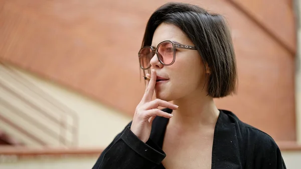 Joven Mujer Caucásica Usando Gafas Sol Fumando Calle — Foto de Stock