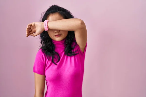Молодая Азиатка Стоящая Розовом Фоне Закрывая Глаза Рукой Выглядит Серьезной — стоковое фото