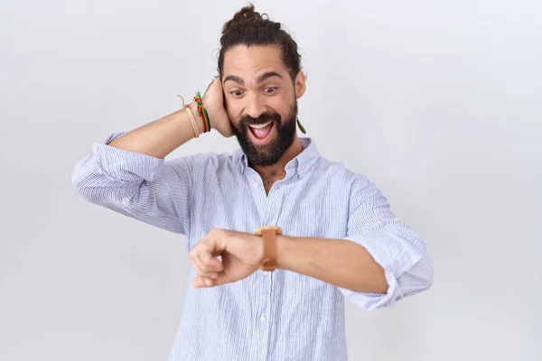 Латиноамериканец Бородой Повседневной Рубашке Смотрит Часы Беспокоящиеся Боящиеся Опоздать — стоковое фото
