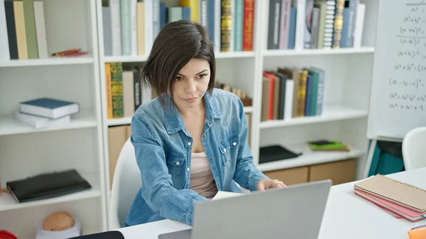 Joven Estudiante Caucásica Usando Laptop Estudiando Aula Universitaria —  Fotos de Stock