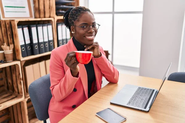 African American Woman Business Worker Using Laptop Drinking Coffee Office — Photo
