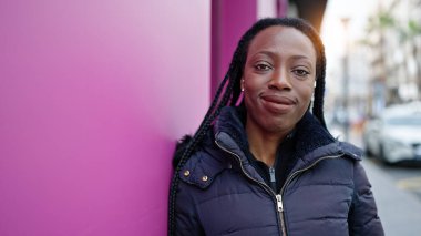 Sokakta kendine güvenen Afrikalı Amerikalı kadın gülümsüyor