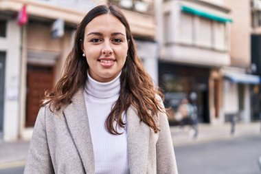 Sokakta kendine güvenen güzel İspanyol bir kadın.