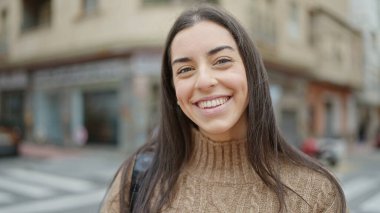 Sokakta kendine güvenen güzel İspanyol bir kadın.