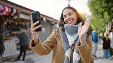 Genç, güzel, İspanyol bir kadın gülümsüyor.