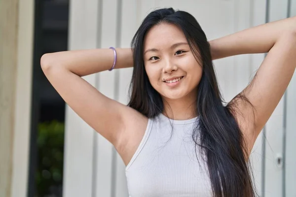 Joven Mujer China Sonriendo Confiado Relajado Con Las Manos Cabeza —  Fotos de Stock