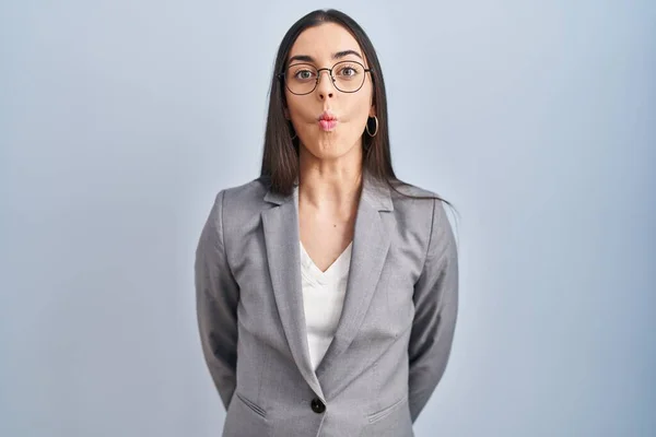 Hispanische Geschäftsfrau Mit Brille Fischgesicht Mit Lippen Verrückter Und Komischer — Stockfoto