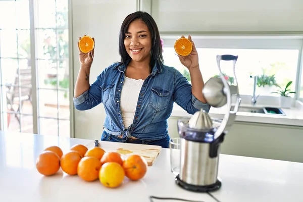 Hispanic Brunette Woman Holding Half Oranges Kitchen — Foto de Stock
