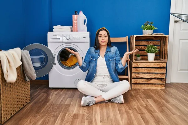 Mulher Hispânica Lavando Roupa Sentada Chão Expressão Indolente Confusa Com — Fotografia de Stock