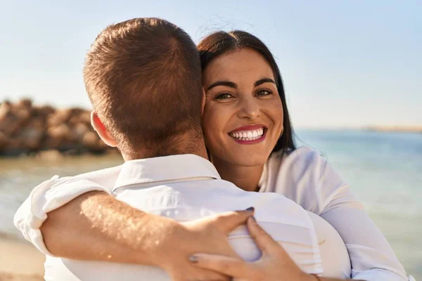 Hombre Mujer Pareja Sonriendo Feliz Abrazándose Pie Orilla Del Mar —  Fotos de Stock