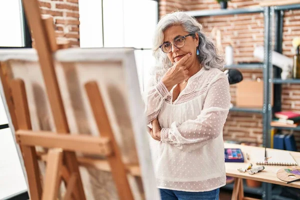 Sanat Stüdyosunda Resim Çizen Orta Yaşlı Bir Kadın Sanatçı — Stok fotoğraf