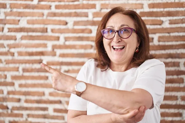 Mujer Mayor Con Gafas Pie Sobre Pared Ladrillos Con Una —  Fotos de Stock